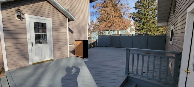 Building Photo - Available August 1st - 3 Bed Home in Cloqu...