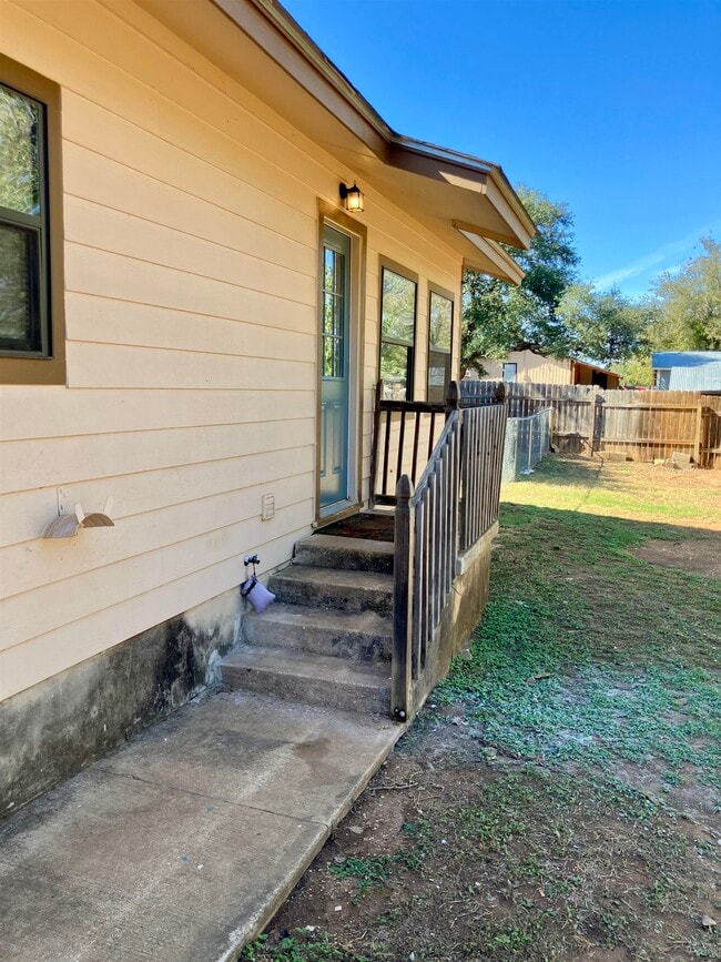 Building Photo - 144 W Hickory Dr
