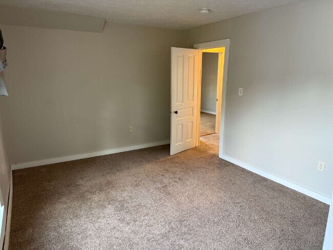 Building Photo - Charming 4 Bedroom Home with 2 Full Baths in Grand Rapids