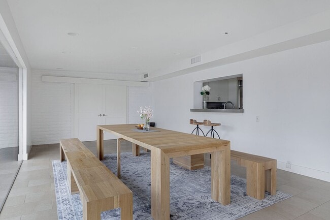 Building Photo - Mid-century modern home in Arcadia with pr...