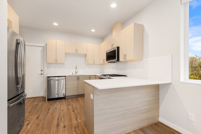 Building Photo - Ballard 2 Bedroom Townhome - End Unit with...