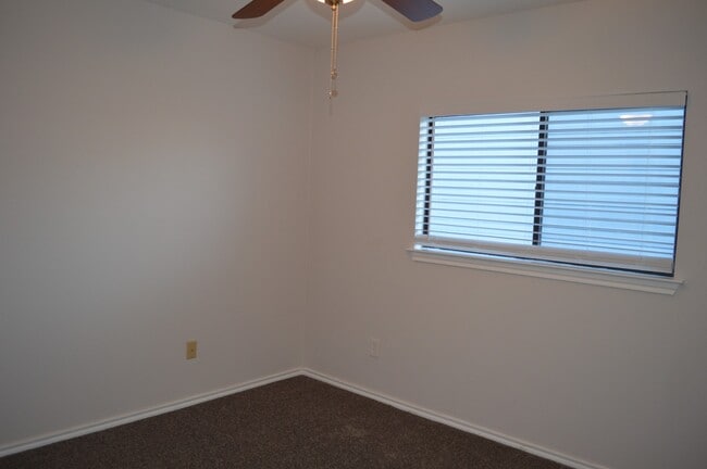 Building Photo - Newly remodeled 3 bed 2 bath