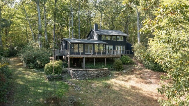 Building Photo - 118 Lake Dr