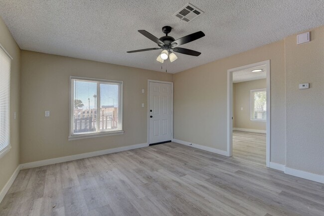 Building Photo - 2p1940