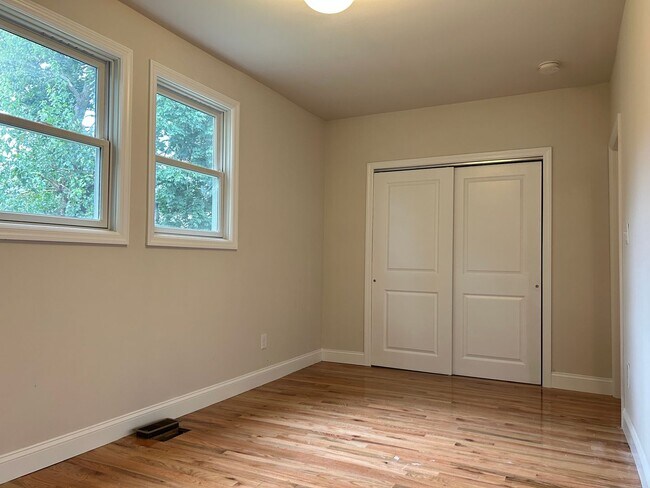 Building Photo - 414-416-416 Ridgeway St