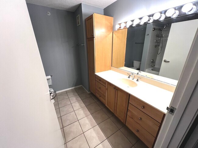 Building Photo - 9655 Woods Dr
