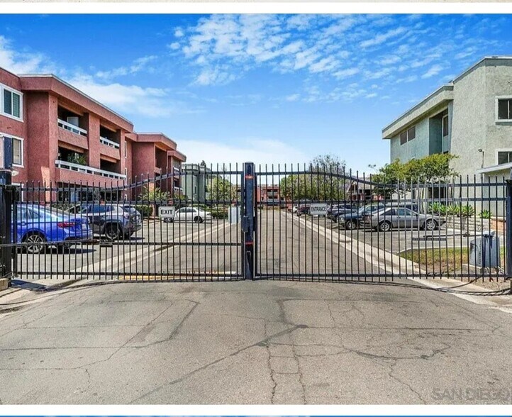 Building Photo - 1050 E Washington Ave