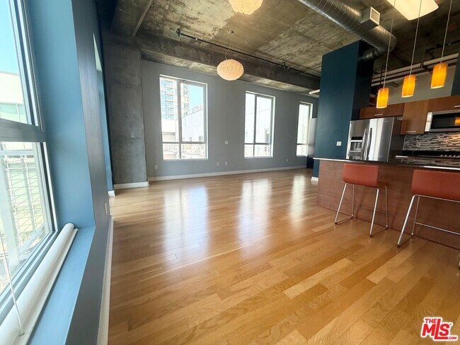 Building Photo - 645 W 9th St