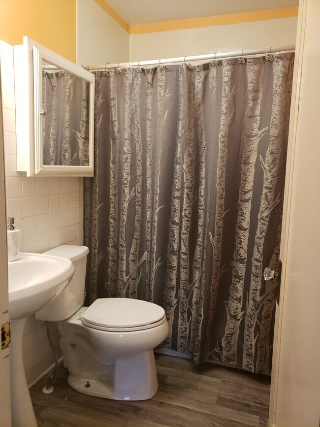 Building Photo - 406 E 12th St