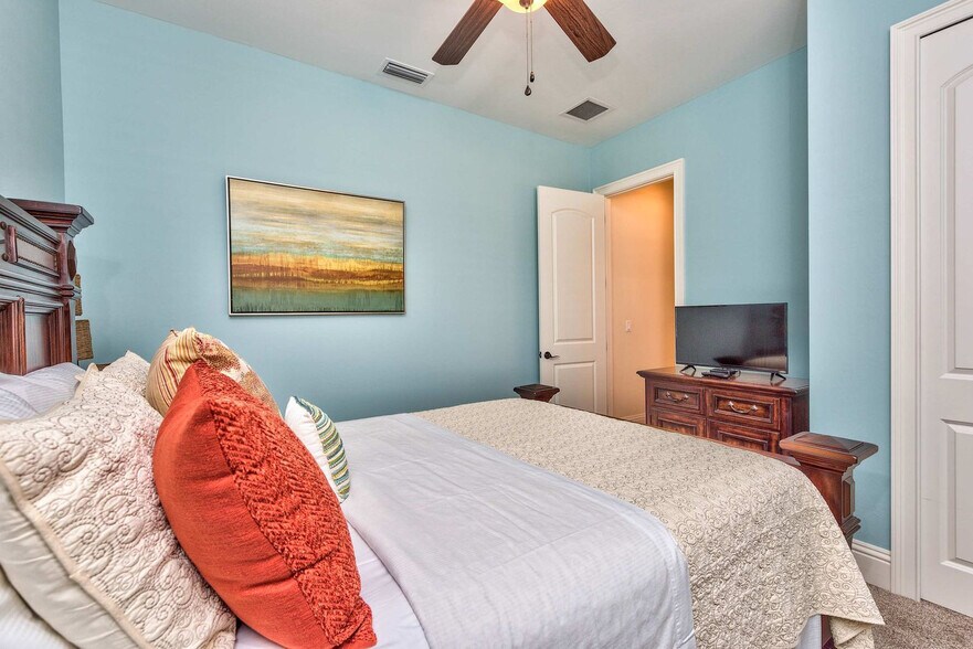 Building Photo - 715 102nd Ave N