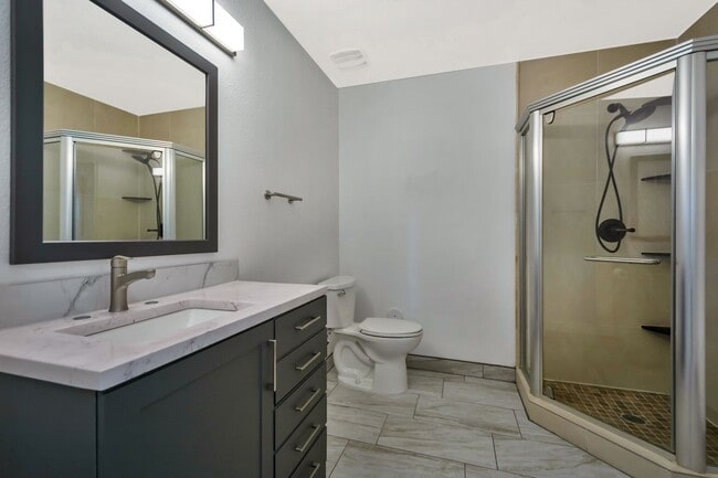 Building Photo - Spacious 6-Bedroom, 3-Bath Pool Home Near ASU Campus