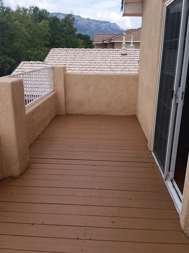 Building Photo - 5 bedrooms, 3 Bath House! Located On NE Si...