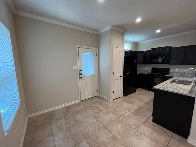 Building Photo - 6866 Lakeview Dr.