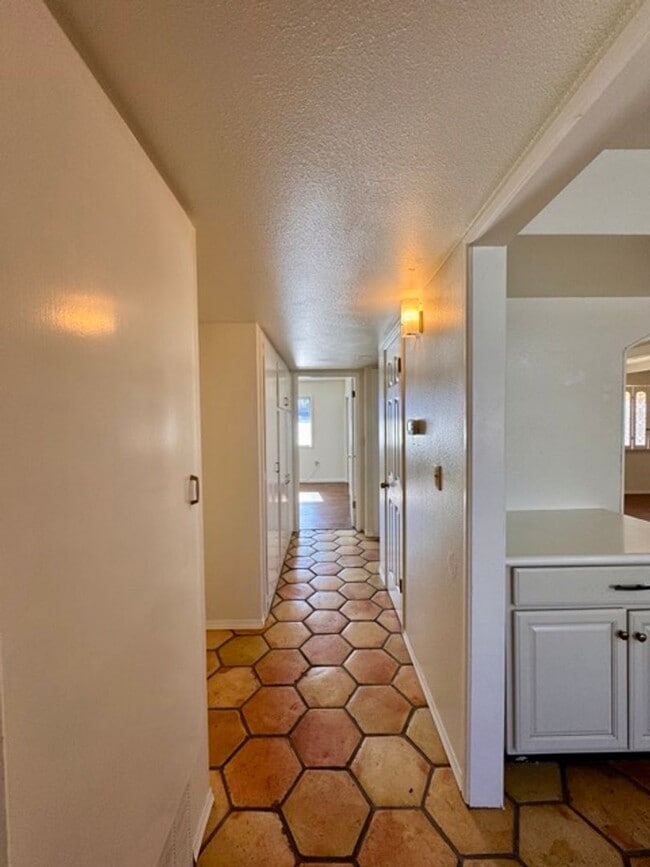 Building Photo - 55+ 2 bedroom 2 bathroom Sun City home for LEASE!