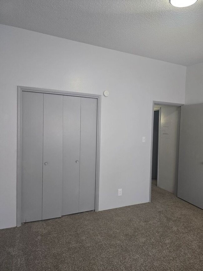Building Photo - Large 2 bedroom Central location with AC!!