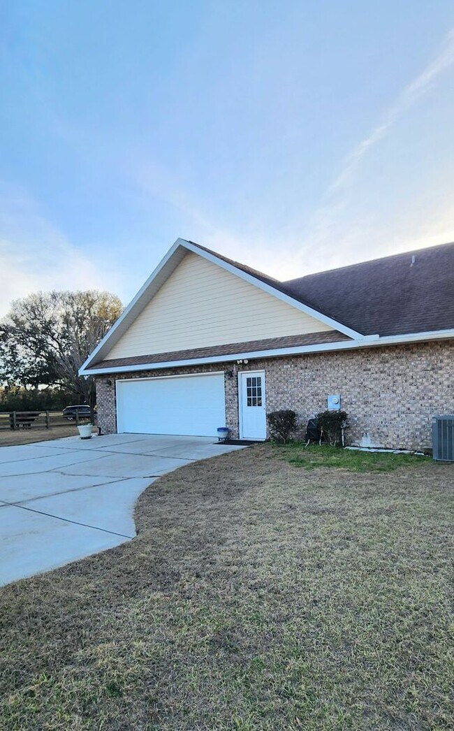 Building Photo - Beautifully updated 3-bedroom, 2.5-bath home in a picturesque country setting