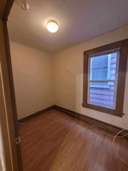 bedroom 3 - no closet - 406 N 2nd St