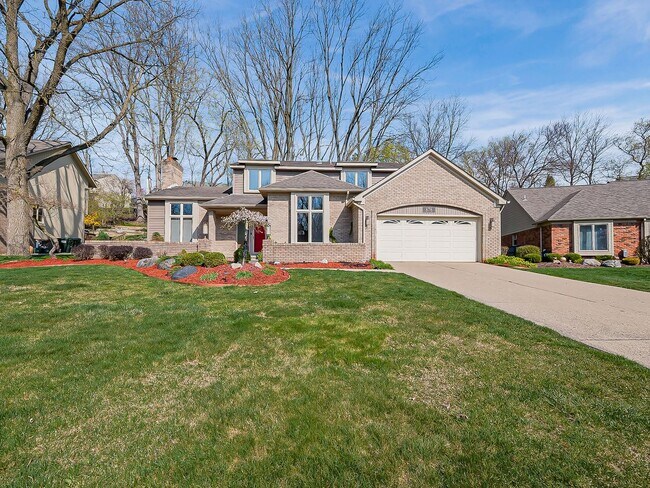 Building Photo - Welcome to this spacious single-family hom...