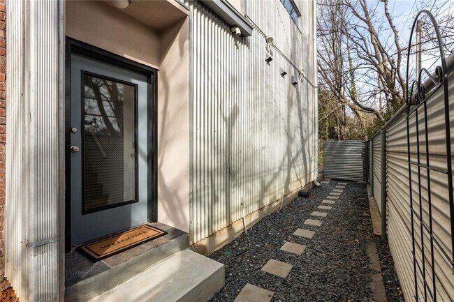 Building Photo - 5 Krog St NE