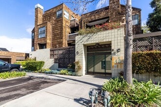 Building Photo - Beautiful 1 bedroom, 1 bath condo in La Jolla