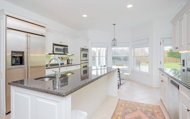 Building Photo - 15 S Hill St