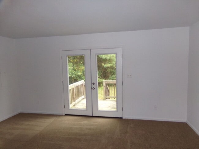 Building Photo - 2 BR Available in Prince George Commons To...