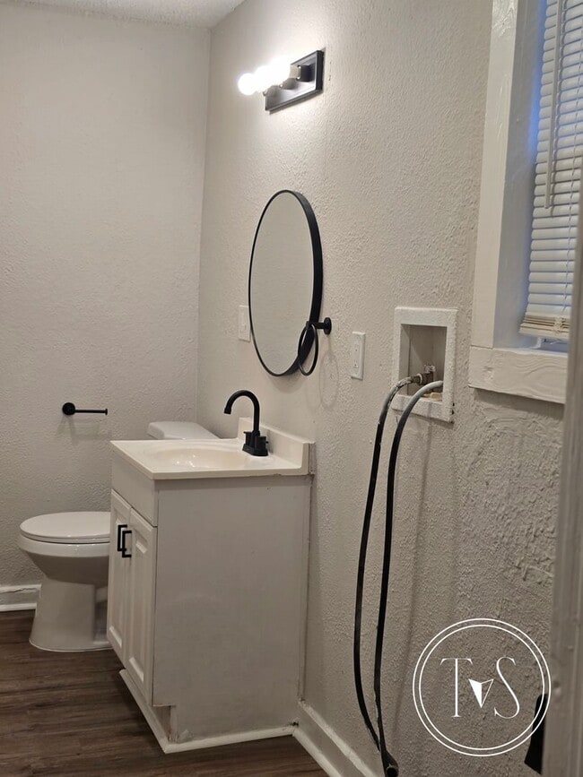 Building Photo - Move-in ready NOW!