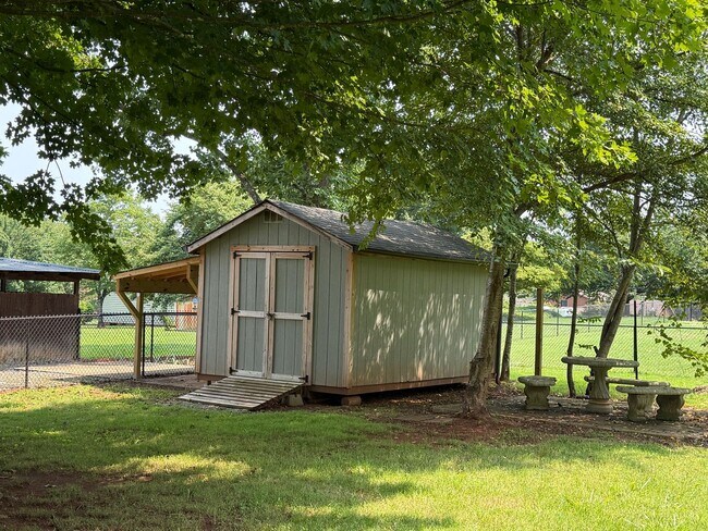 Building Photo - Newly Remodeled