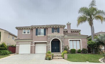 Building Photo - Large lovely home with amazing views!