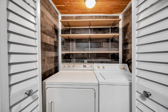 Building Photo - Fully Furnished Pool Home | Flexible Lease...