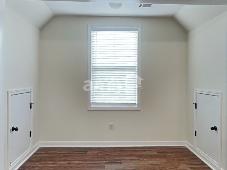 Building Photo - 210 Pebblefield Trce
