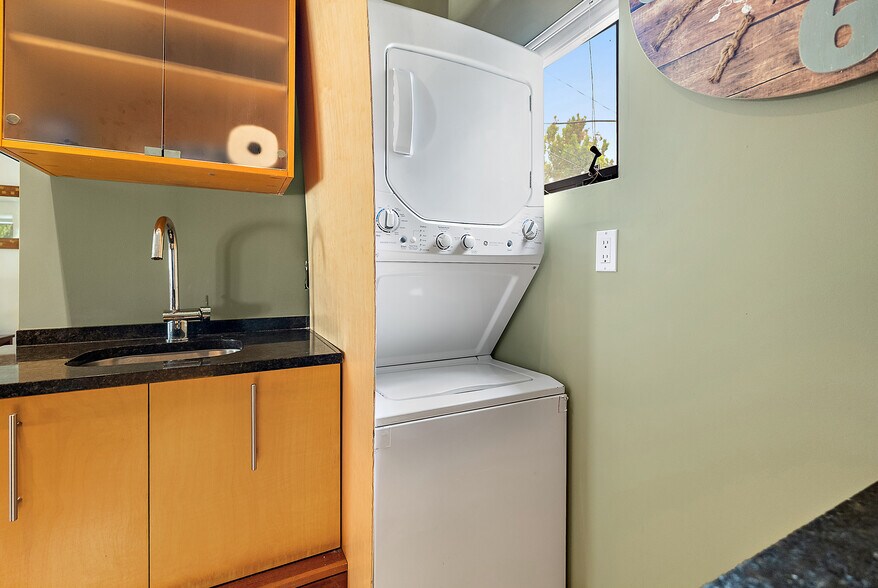 Building Photo - 326 16th Ave NE