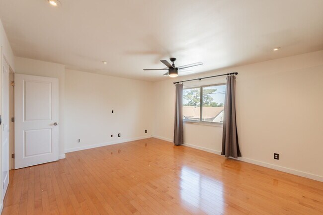 Building Photo - 1325 W Lobo Ave