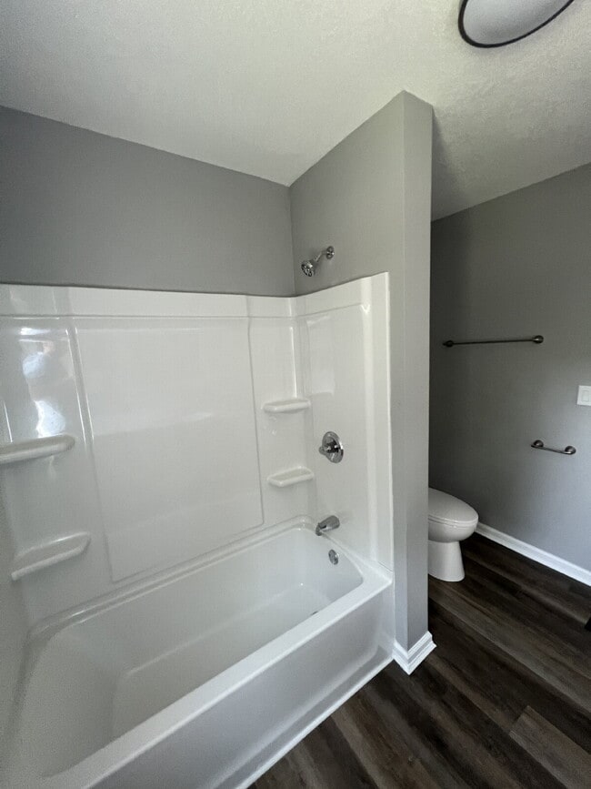 Building Photo - 3 bedroom / 2 bathroom home with Fenced Ba...