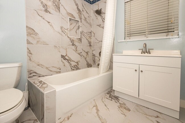 Building Photo - 812 June St
