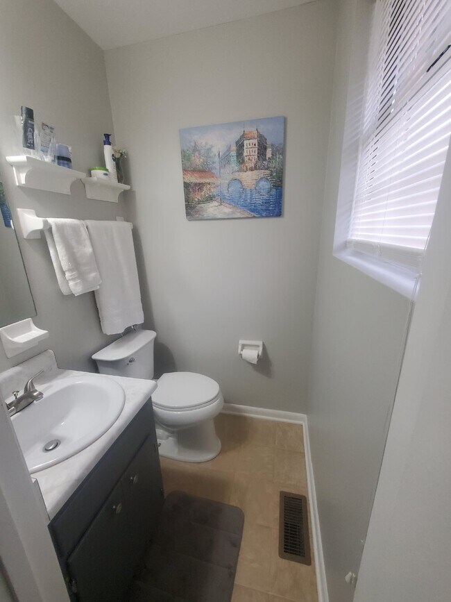 Building Photo - COMING SOON... Spacious 3R/1.5BA in Wilson...