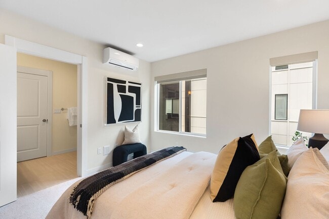 Building Photo - Comfort Meets Convenience in This Bellevue Condo