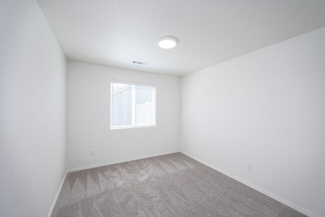 Building Photo - Charming 3 Bedroom Home