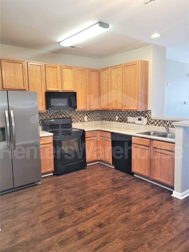 Building Photo - Cozy townhouse in convenient location!