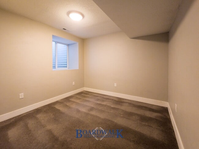 Building Photo - 555 S 900 E