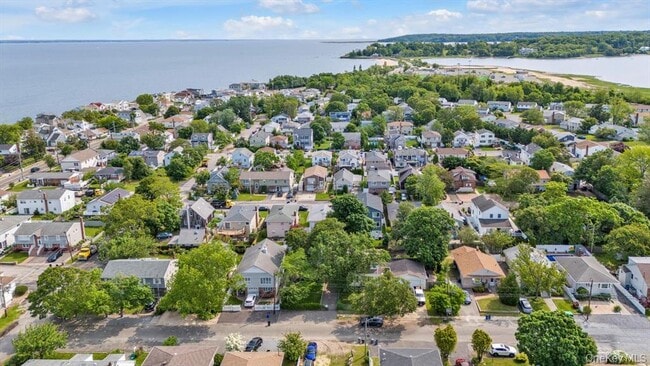 Building Photo - 13 7th St