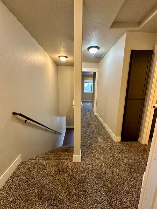 Building Photo - 3 bed/ 3.5 Bath Townhome in Cheney