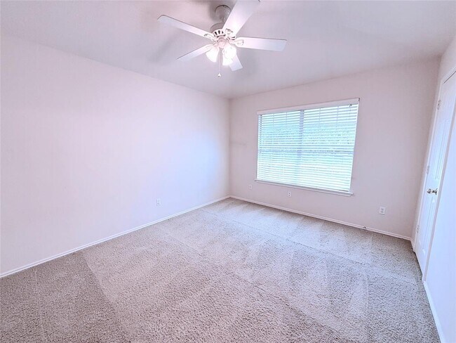 Building Photo - 16100 S Great Oaks Dr