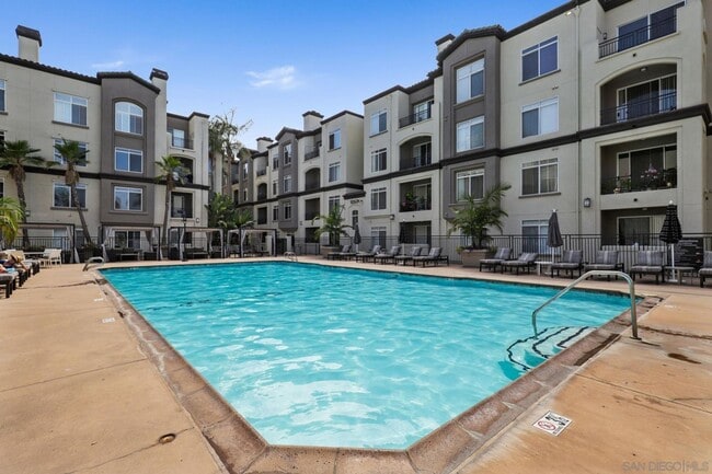 Building Photo - Beautiful 3 bedroom, 2 bath condo in La Jo...
