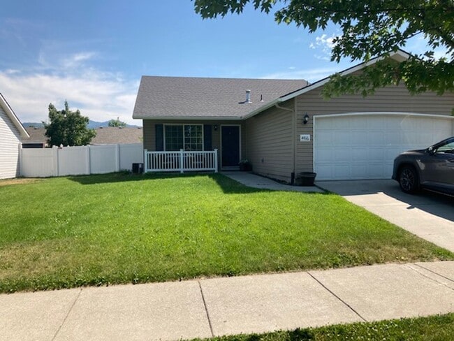 Primary Photo - Lovely tri-level 4 bedroom 2 bath home in ...