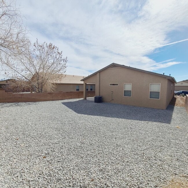 Building Photo - 3 bed 2 bath home in Huning Ranch! Move in Special!