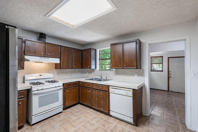 Building Photo - 4616 E Cesar Chavez St