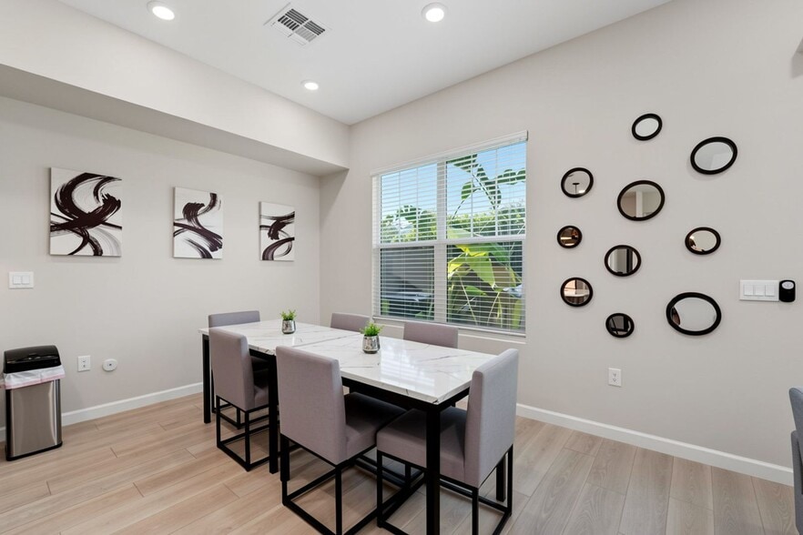 Building Photo - 5036 E Campo Bello Dr