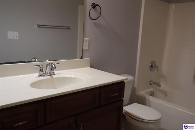 Building Photo - 121 Twin Lakes Dr