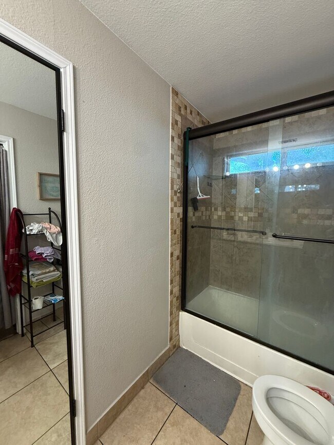 Building Photo - Unique single-story home for lease in the ...